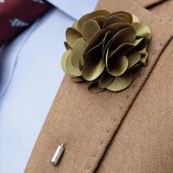 Warren Asher Broche Pour Homme à Fleur De Couleur Olive Deluxe -Boutique Trendhim 10910 lapelpin