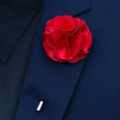 Warren Asher Luxueuse Broche Pour Homme à Fleur Rouge Intense -Boutique Trendhim 10914 lapel pin