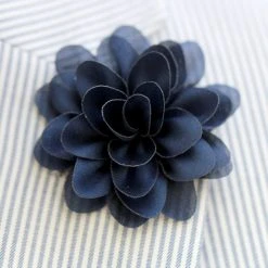 Warren Asher Boutonnière à Fleur Bleu Marine "La Subtile" -Boutique Trendhim 10936 flower