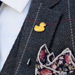 Warren Asher Broche Le Canard Jaune 7 Warren Asher Broche Le Canard Jaune -Boutique Trendhim 11459 lapel pin 1