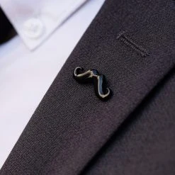 Warren Asher Broche "La Moustache" Noire 10 Warren Asher Broche "La Moustache" Noire -Boutique Trendhim 11462 lapel pin 1