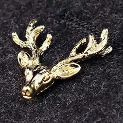 Warren Asher Pin's Doré "Le Renne" -Boutique Trendhim 2 gold reindeer lapel pin cropped
