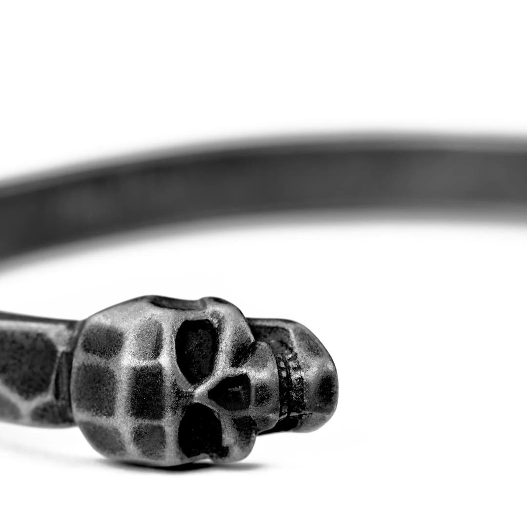 Moody Mason Bracelet Manchette Jax Tête De Mort En Acier Gris 2 Moody Mason Bracelet Manchette Jax Tête De Mort En Acier Gris – Image 2