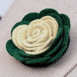 Warren Asher Boutonnière à Fleur Douce émeraude Et Crème 7 Warren Asher Boutonnière à Fleur Douce émeraude Et Crème -Boutique Trendhim 32 soft emerald cream lapel flower cropped