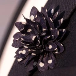 Warren Asher Boutonnière à Fleur Bleu Marine à Pois -Boutique Trendhim 38 polka dots navy lapel flower cropped