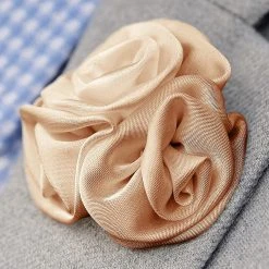 Warren Asher Boutonnière à Fleur De Rose Beige -Boutique Trendhim 41 beige rose lapel flower cropped