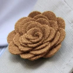 Warren Asher Boutonnière Rose Beige -Boutique Trendhim 49 tan rose lapel pin cropped
