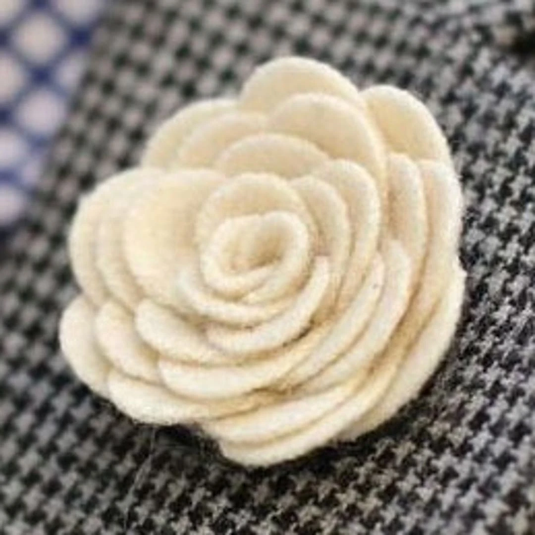 Warren Asher Boutonnière Rose Blanc Cassé 4 Warren Asher Boutonnière Rose Blanc Cassé – Image 4