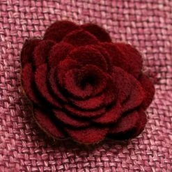 Warren Asher Boutonnière Rose Bordeaux -Boutique Trendhim 53 burgundy rose lapel pin cropped