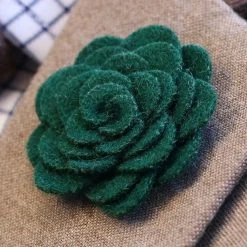Warren Asher Boutonnière Rose Foncée -Boutique Trendhim 54 dark green rose lapel pin cropped