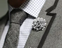 Warren Asher Boutonnière Dahlia Blanche / Noire 9 Warren Asher Boutonnière Dahlia Blanche / Noire -Boutique Trendhim 7531 001