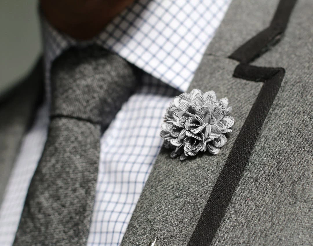 Warren Asher Boutonnière Dahlia Blanche / Noire 4 Warren Asher Boutonnière Dahlia Blanche / Noire – Image 4