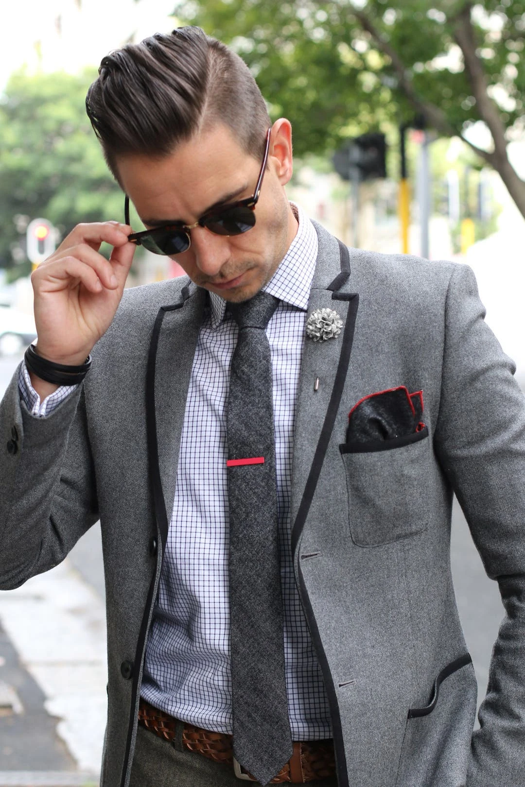 Warren Asher Boutonnière Dahlia Blanche / Noire 5 Warren Asher Boutonnière Dahlia Blanche / Noire – Image 5