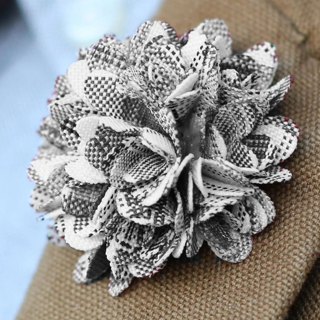 Warren Asher Boutonnière Dahlia Blanche / Noire 6 Warren Asher Boutonnière Dahlia Blanche / Noire – Image 6