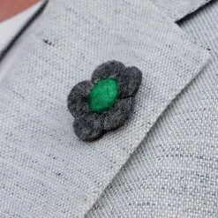 Warren Asher Broche à Fleur Verte Et Grise 10 Warren Asher Broche à Fleur Verte Et Grise -Boutique Trendhim green and grey flower lapel pin