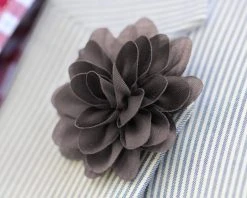 Warren Asher Boutonnière à Fleur Pivoine Couleur Charbon -Boutique Trendhim kulfarvet p on reversblomst 1