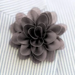 Warren Asher Boutonnière à Fleur Pivoine Couleur Charbon -Boutique Trendhim kulfarvet p on reversblomst