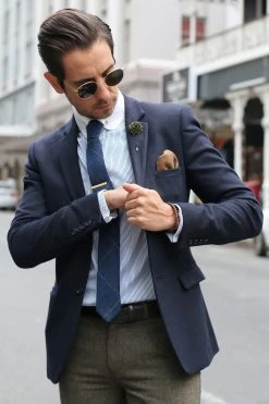 Warren Asher Broche Pour Homme à Fleur émeraude -Boutique Trendhim medium shot 2 sm