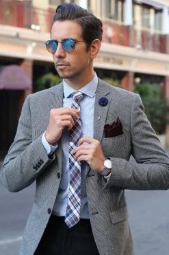 Warren Asher Broche Pour Homme à Fleur Bleu Roi -Boutique Trendhim medium shot sm 2 2