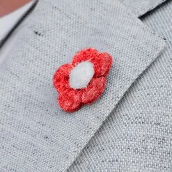 Warren Asher Épinglette à Fleur Rouge Et Blanche 10 Warren Asher Épinglette à Fleur Rouge Et Blanche -Boutique Trendhim navy and white flower lapel pin4