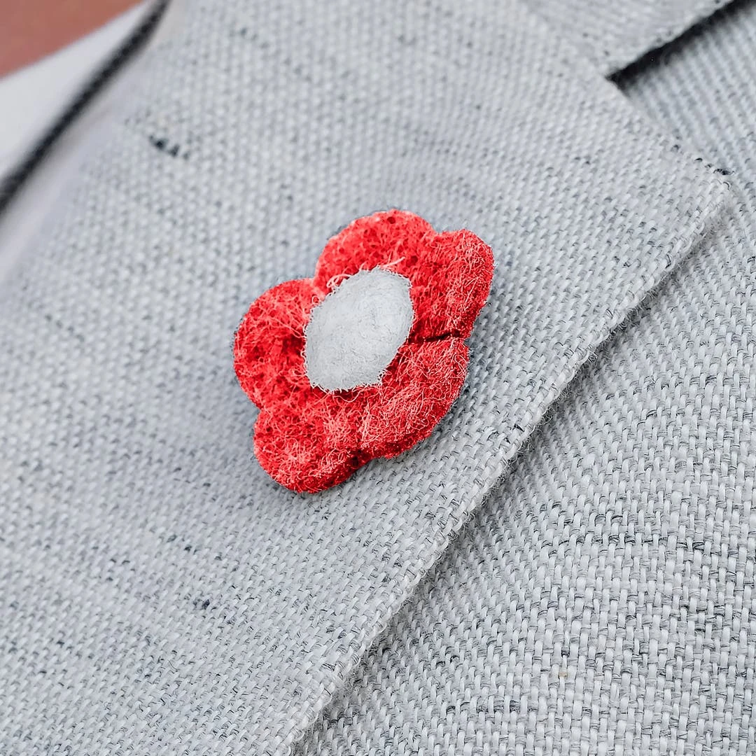 Warren Asher Épinglette à Fleur Rouge Et Blanche 5 Warren Asher Épinglette à Fleur Rouge Et Blanche – Image 5