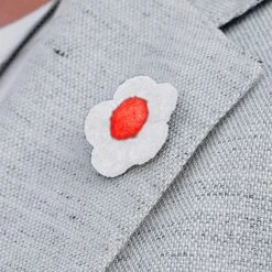 Warren Asher Pin's à Fleur Blanche Et Rouge 10 Warren Asher Pin's à Fleur Blanche Et Rouge -Boutique Trendhim navy and white flower lapel pin5