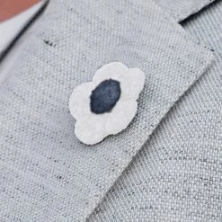 Warren Asher Épinglette à Fleur Bleue Et Blanche -Boutique Trendhim navy and white flower lapel pin6
