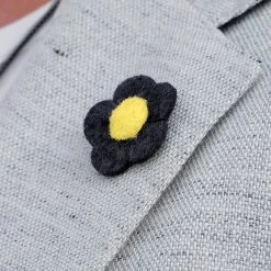 Warren Asher Pin's à Fleur Jaune Et Marine -Boutique Trendhim navy and white flower lapel pin7 1