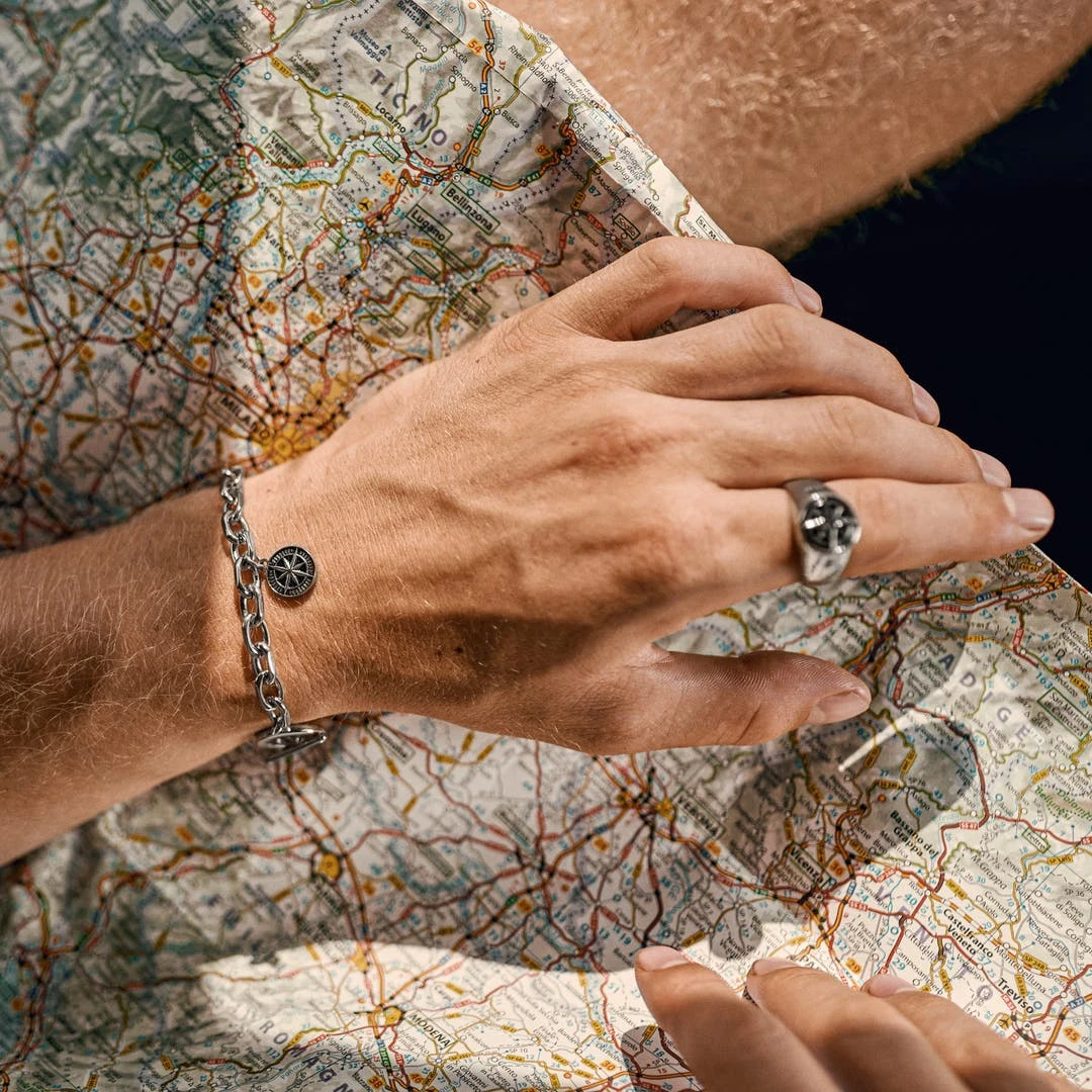 Arkai Atlas | Bracelet En Acier Argenté Avec Pendentif L'étoile Polaire 2 Arkai Atlas | Bracelet En Acier Argenté Avec Pendentif L'étoile Polaire – Image 2