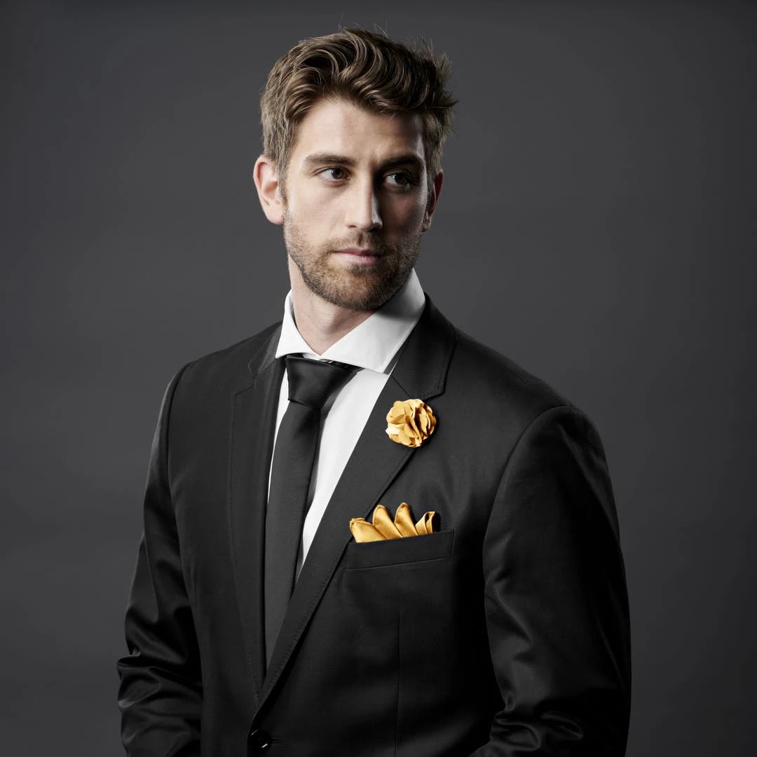 Warren Asher Boutonnière à Fleur Ardente Luxueuse 5 Warren Asher Boutonnière à Fleur Ardente Luxueuse – Image 5