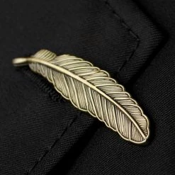 Warren Asher Broche Pour Homme à Plume Dorée 9 Warren Asher Broche Pour Homme à Plume Dorée -Boutique Trendhim rel megashoot lapel pins 11467 1 bm1