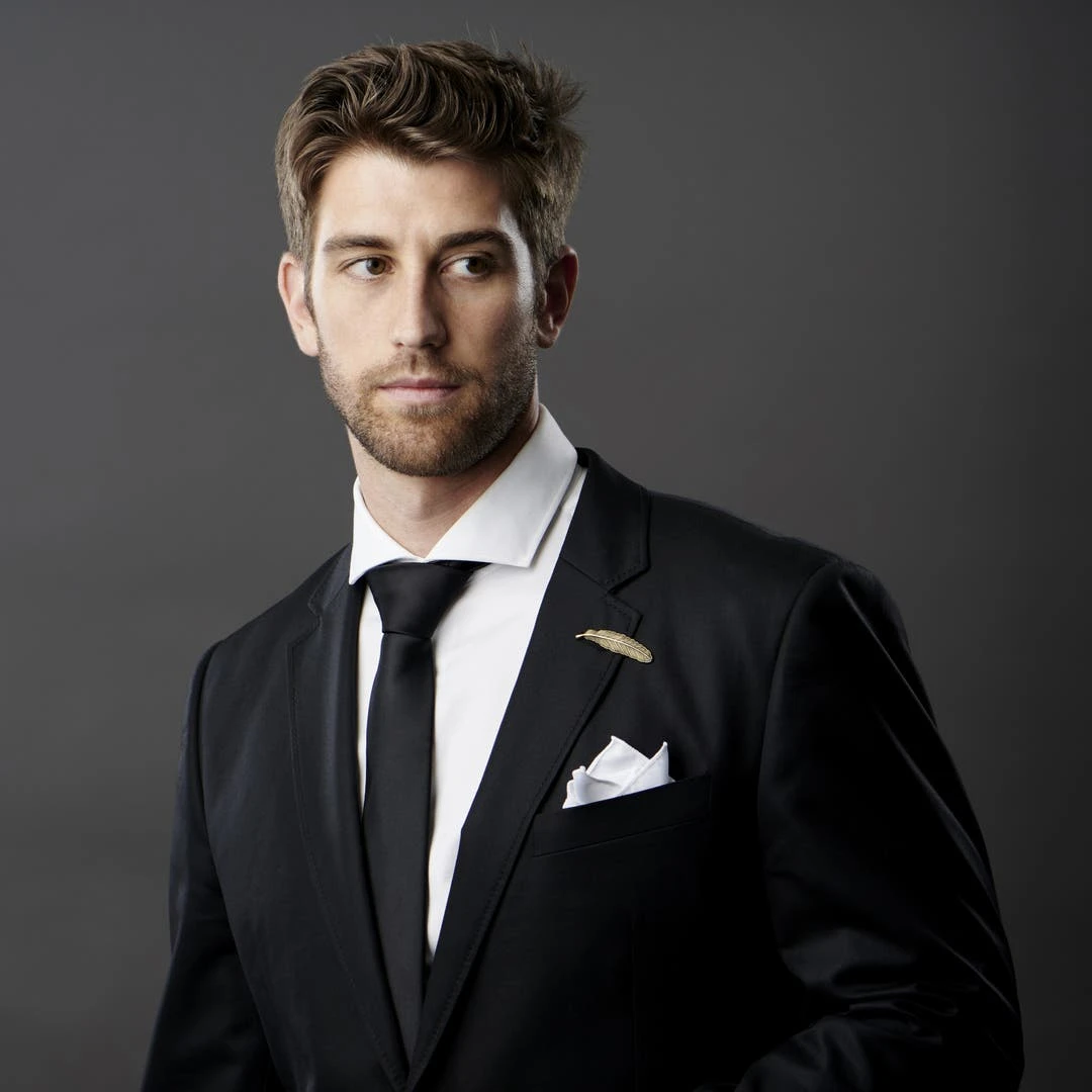 Warren Asher Broche Pour Homme à Plume Dorée 4 Warren Asher Broche Pour Homme à Plume Dorée – Image 4