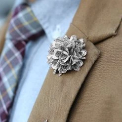 Warren Asher Boutonnière Dahlia Blanche / Noire 8 Warren Asher Boutonnière Dahlia Blanche / Noire -Boutique Trendhim rose f