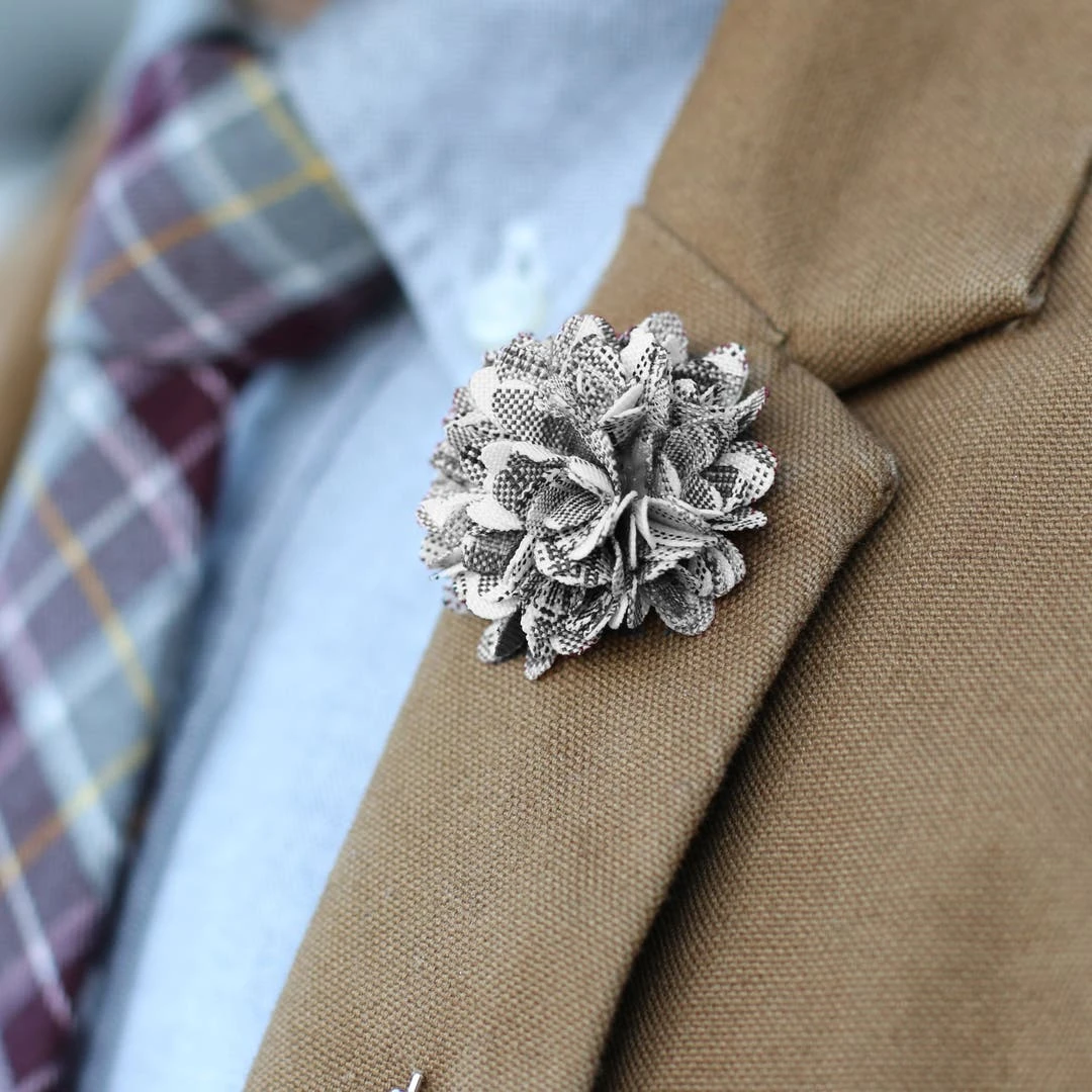 Warren Asher Boutonnière Dahlia Blanche / Noire 3 Warren Asher Boutonnière Dahlia Blanche / Noire – Image 3