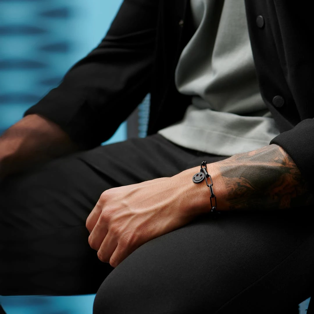 Lucleon Bracelet Amager Clarke Couleur Gris Gunmetal à Maille Torsadée Et Maille Gourmette Avec Pendentif Smiley 4 Lucleon Bracelet Amager Clarke Couleur Gris Gunmetal à Maille Torsadée Et Maille Gourmette Avec Pendentif Smiley – Image 4