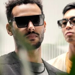 Otsu Occasus | Lunettes De Soleil Carrées Rétro à Verres Noirs Polarisés -Boutique Trendhim rst spring 23 otsu sunglasses square blackblack 1c