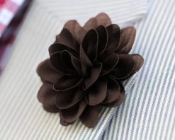 Warren Asher Boutonnière à Fleur Pivoine Couleur Rouille -Boutique Trendhim rustfarvet p on reversblomst 1