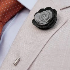 Warren Asher Broche Noire Et Gris Clair -Boutique Trendhim soft black grey lapel flower