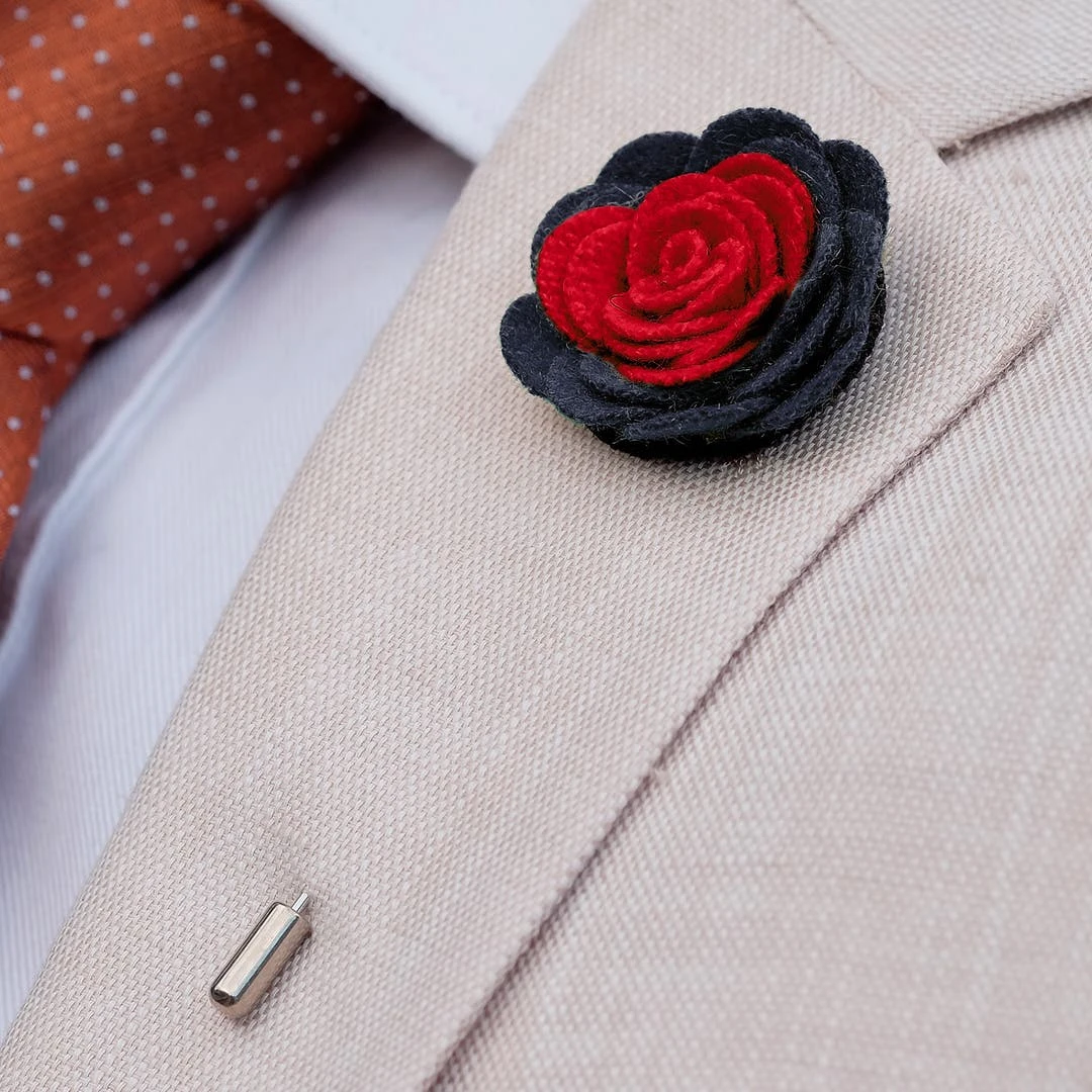 Warren Asher Boutonnière à Fleur Douce Rouge Et Noire 3 Warren Asher Boutonnière à Fleur Douce Rouge Et Noire – Image 3
