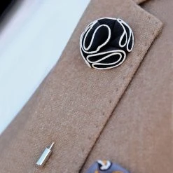 Warren Asher Boutonnière à Fleur Camélia Noire -Boutique Trendhim sort kamelia reversblomst 1