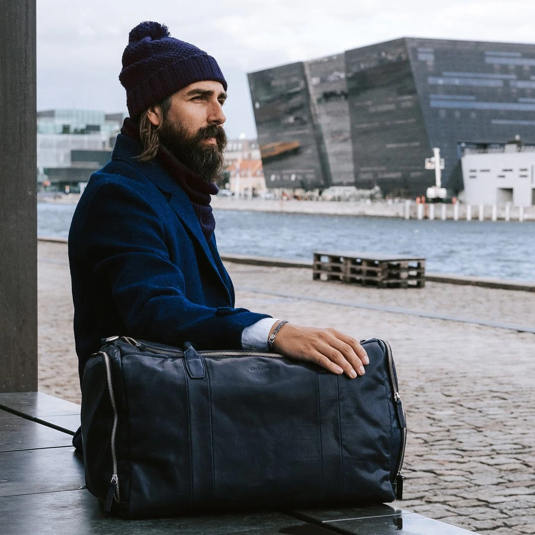 Fawler Bonnet à Pompon Bleu Marine Karl Kane En Laine Mérinos 4 Fawler Bonnet à Pompon Bleu Marine Karl Kane En Laine Mérinos – Image 4