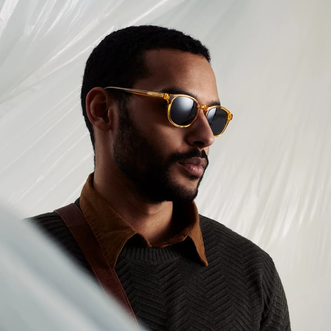 Sidegren Lunettes De Soleil Jaunes Classiques à Verres Gris Polarisés 2 Sidegren Lunettes De Soleil Jaunes Classiques à Verres Gris Polarisés – Image 2